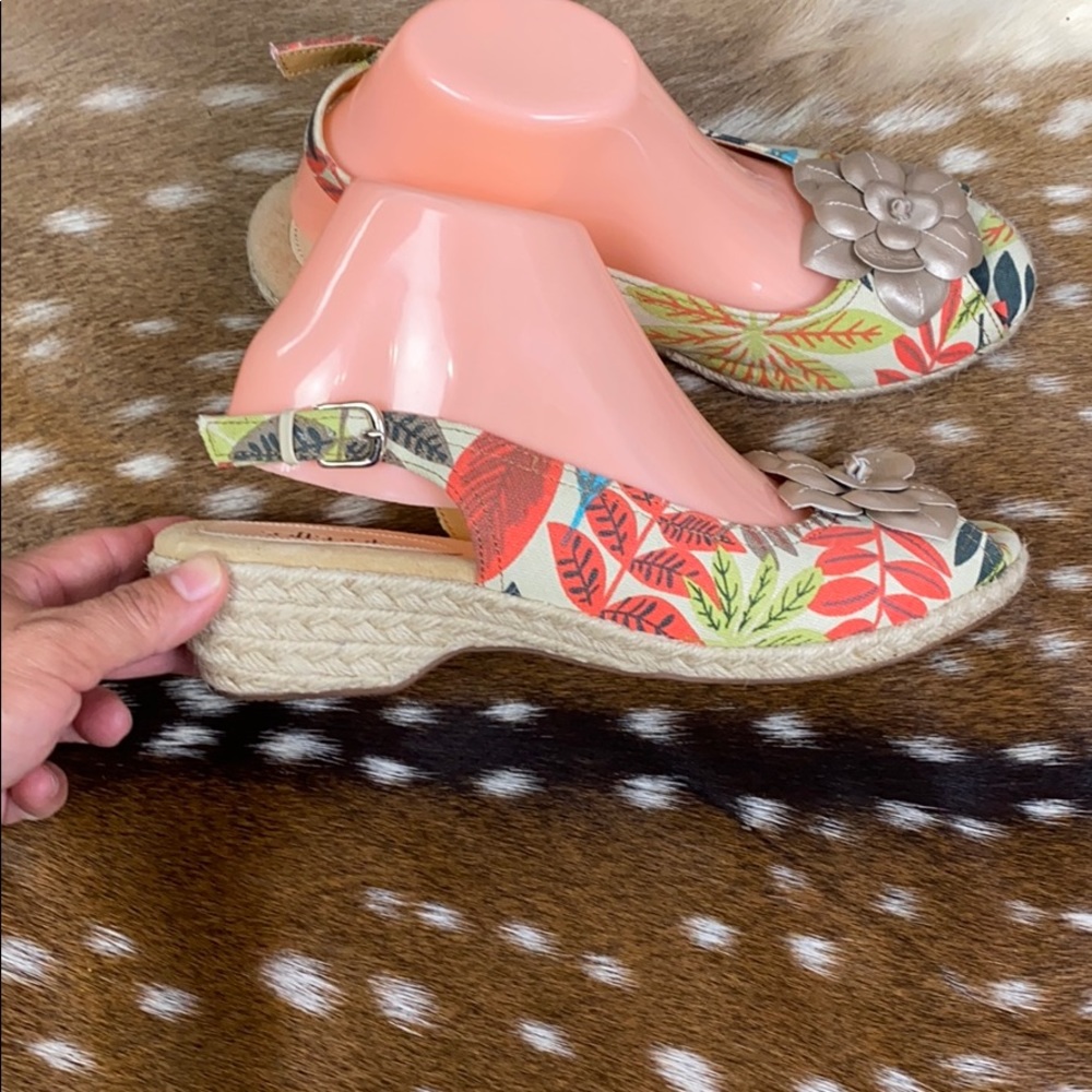 SoftSpots Leaf Print  Sandals Women Sz 10 N